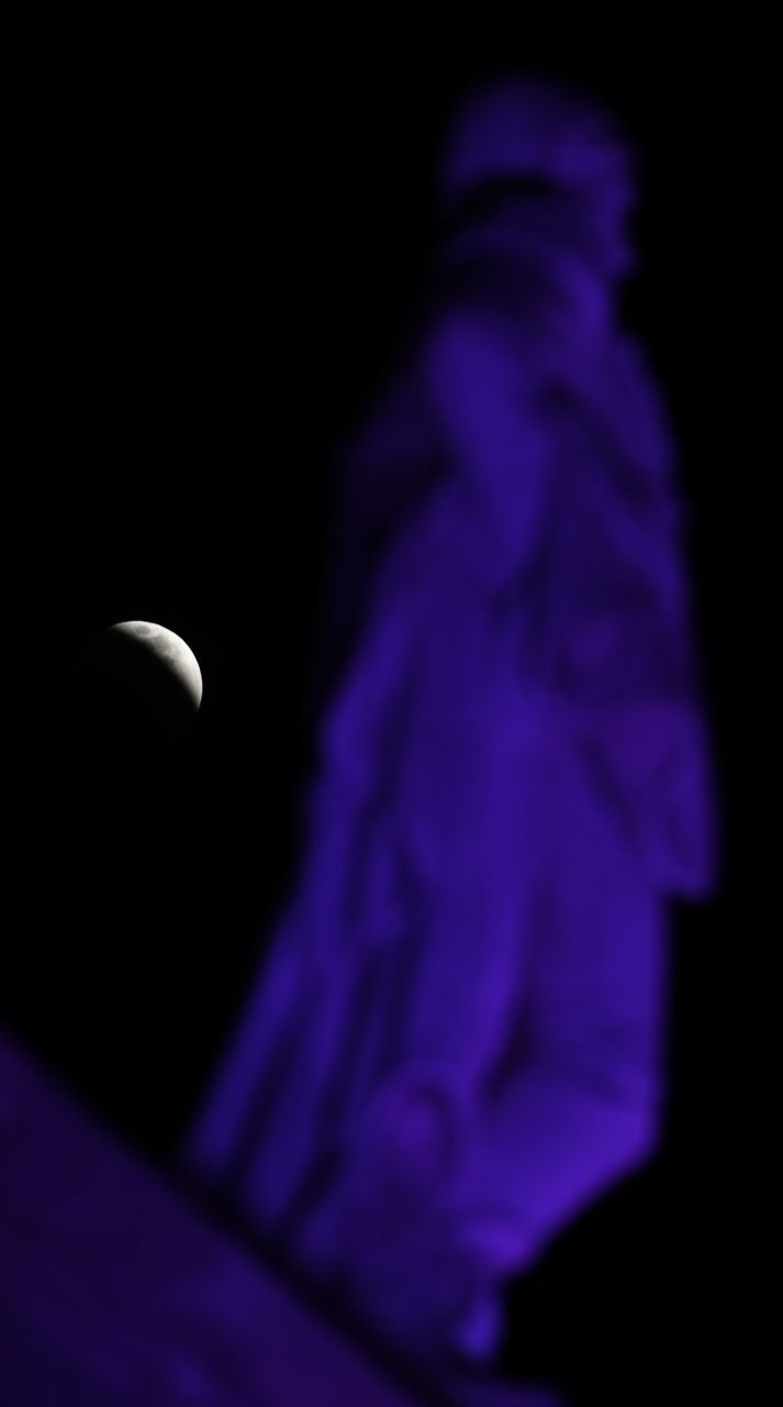 Este fenómeno ocurre solamente cuando hay luna llena, alineándose el Sol, la Tierra, y la Luna. La tierra bloquea la luz del sol, por eso se oscurece la luna. FOTO: DANIEL AUGUSTO /CUARTOSCURO.COM