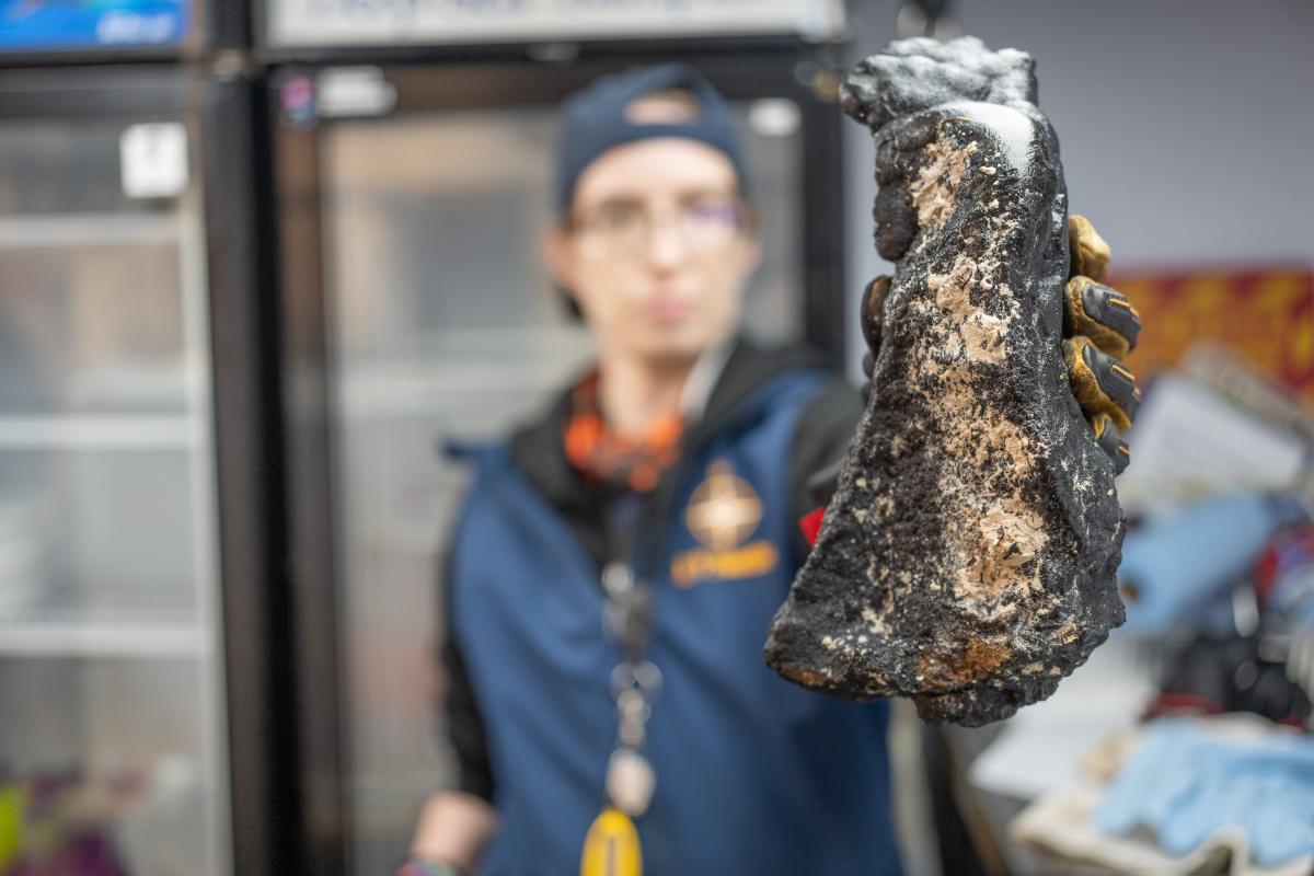 La geóloga Valerie Finlayson muestra una roca angular recogida recientemente del fondo marino (foto: Nautilus)