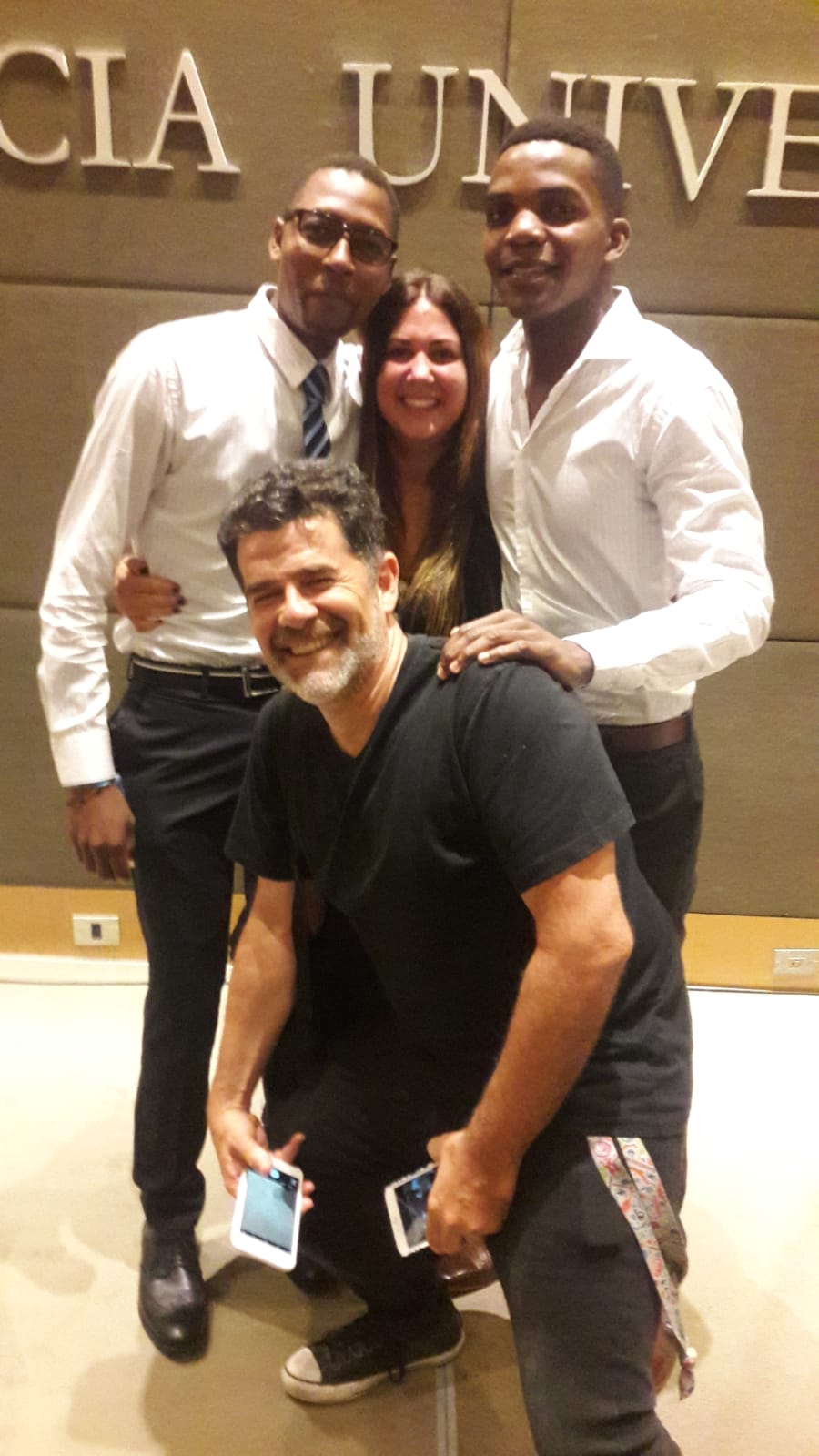 Larcio y Jossías (otro joven de Mozambique que vino a estudiar con él) junto a Julián Weich y su esposa Bárbara en la UCA. El conductor le consiguió vivienda y sustento durante el tiempo que estuvo en Buenos Aires