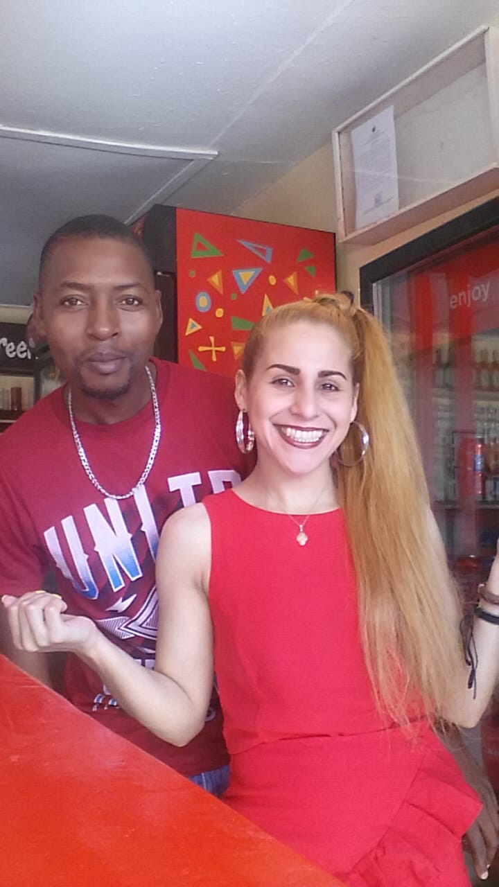 Larcio y su novia Roxana en Bilene, una paradisíaca playa de Mozambique