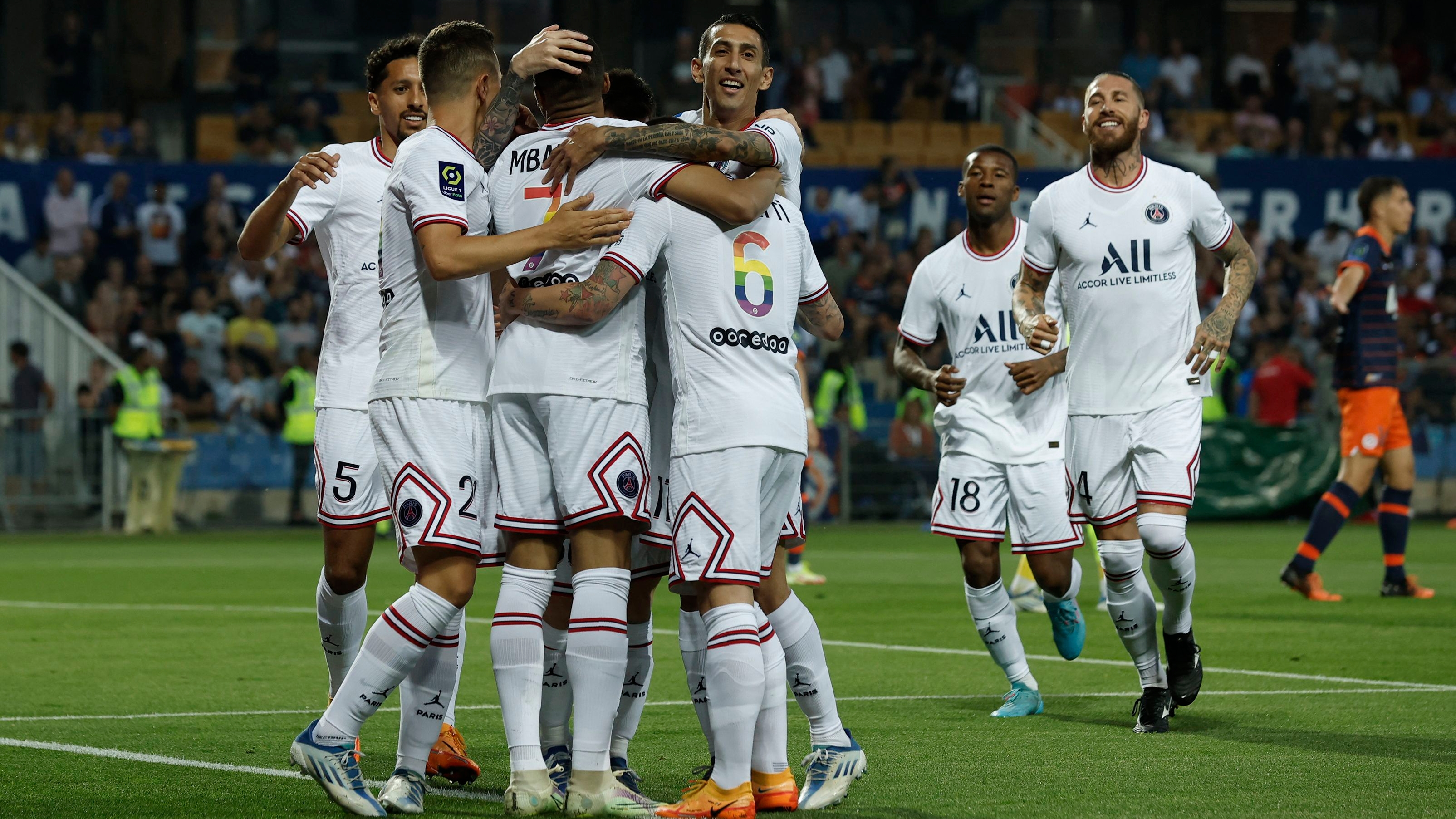 El festejo de uno de los cuatro goles del elenco parisino en el que pueden advertirse los números con los colores que representan el movimiento LGTBI+ (REUTERS/Benoit Tessier)