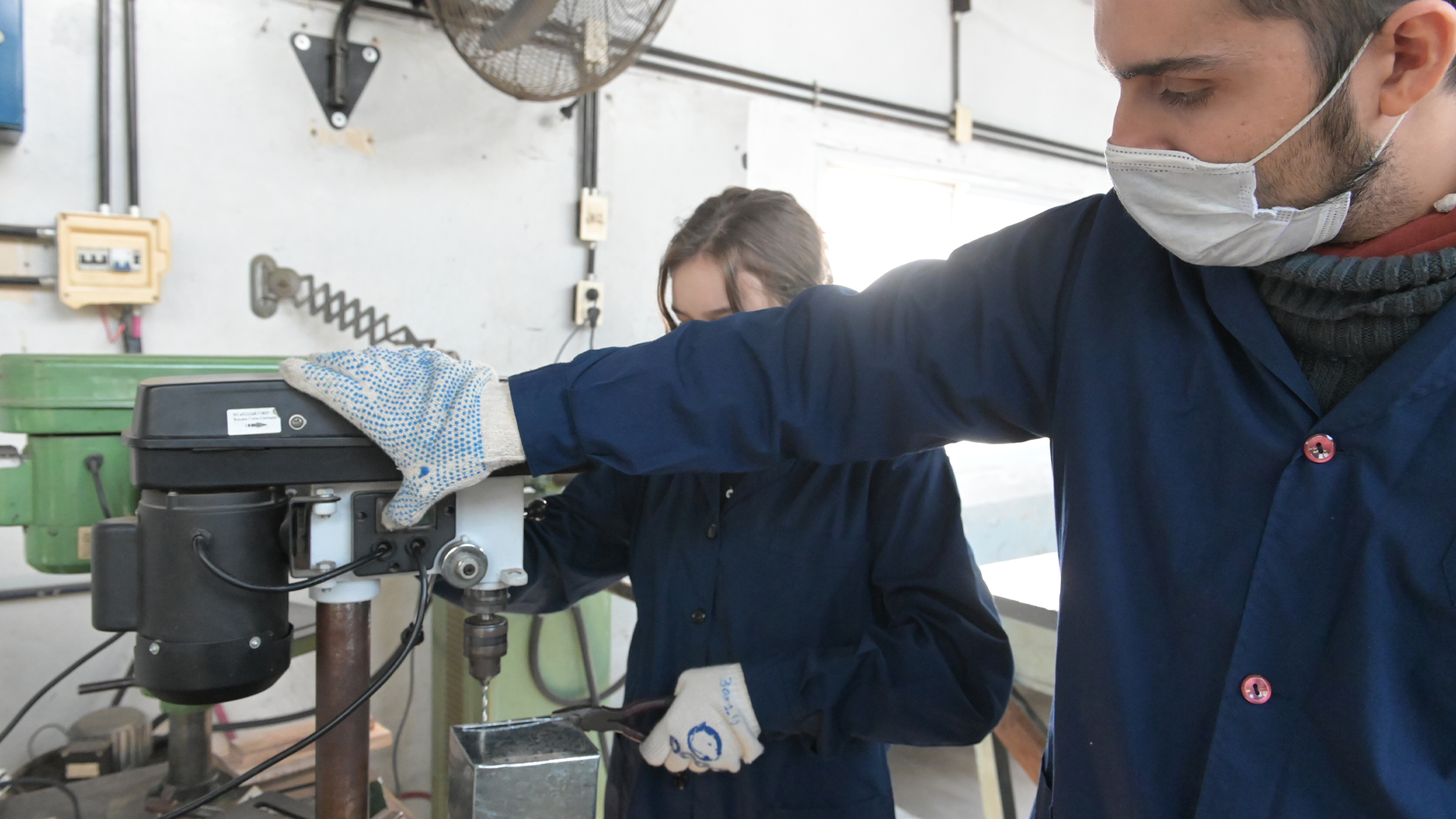 "A pesar de lo que se dice por ahí, la escuela se ha actualizado, tiene un trabajo social muy grande que antes no había y hoy sí: la escuela da respuesta a situaciones externas que antes no sucedían", dice Oscar Lazbal, rector de la Escuela Técnica 27 “Hipólito Yrigoyen”.