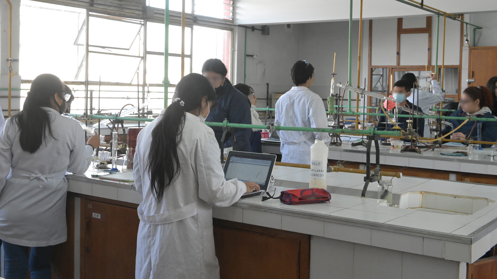 De acuerdo con el último informe realizado por el INET, en 2020, de los 680.000 alumnos de escuelas técnicas en todo el país, un tercio de la matrícula está ocupado por mujeres. (Fernando Calzada)