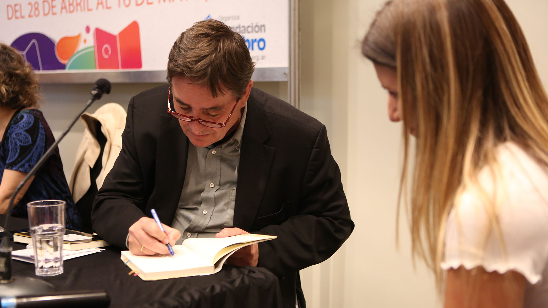 Luis García Montero firma autógrafos antes de comenzar con el homenaje a Almudena Grandes (Foto: Matías Arbotto)