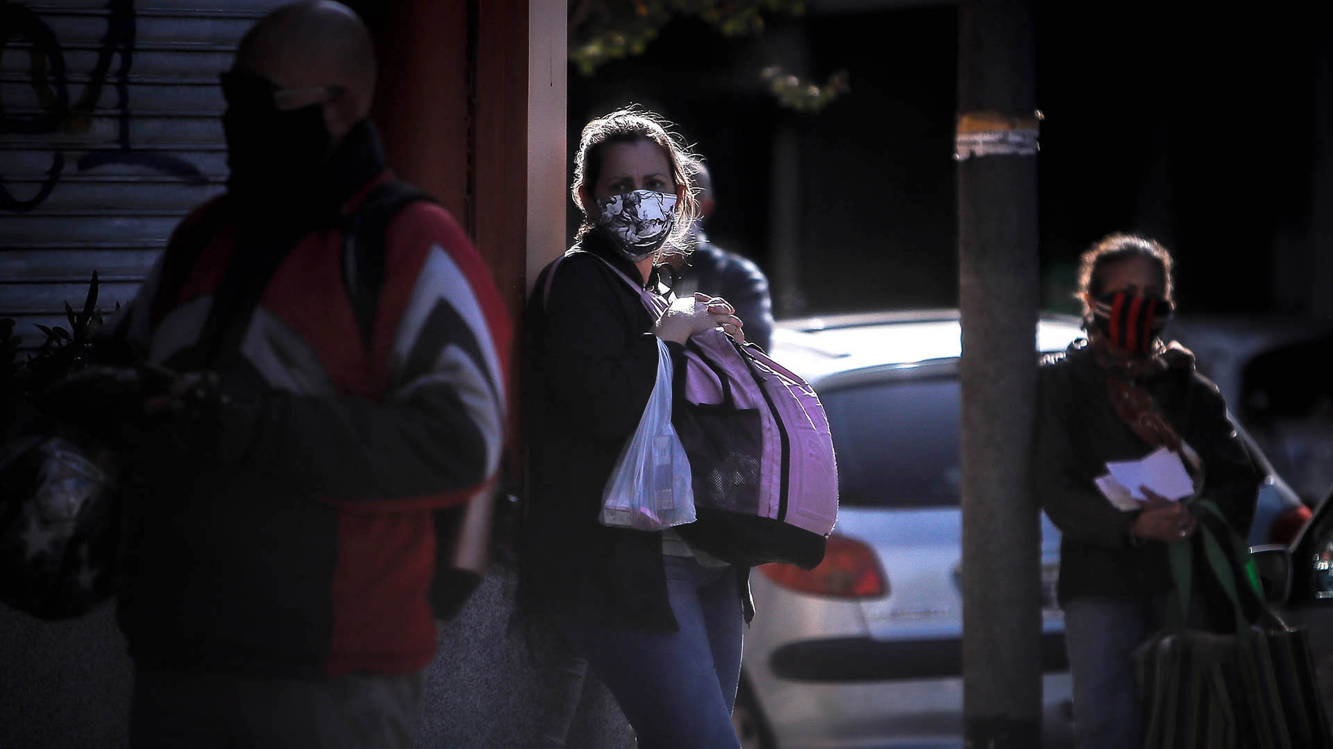 Un grupo de personas realiza una fila para el pago de impuestos, durante el Aislamiento Social, Preventivo y Obligatorio (ASPO) en Buenos Aires, Argentina. EFE/ Juan Ignacio Roncoroni