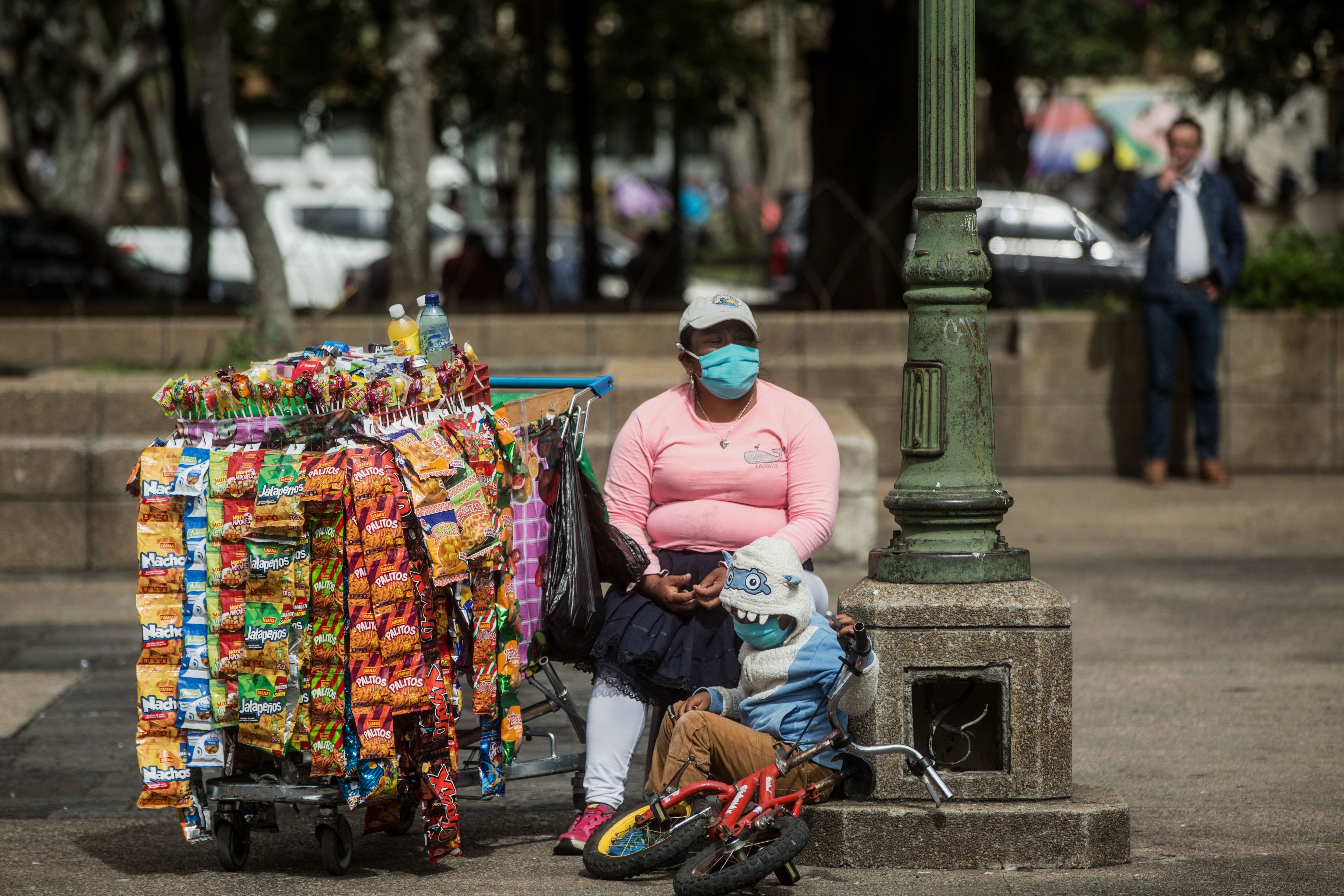 Según el IMCO, los jóvenes con bachillerato y licenciatura ganan 14% más que aquellos que solamente estudian la secundaria. EFE/Esteban Biba/Archivo