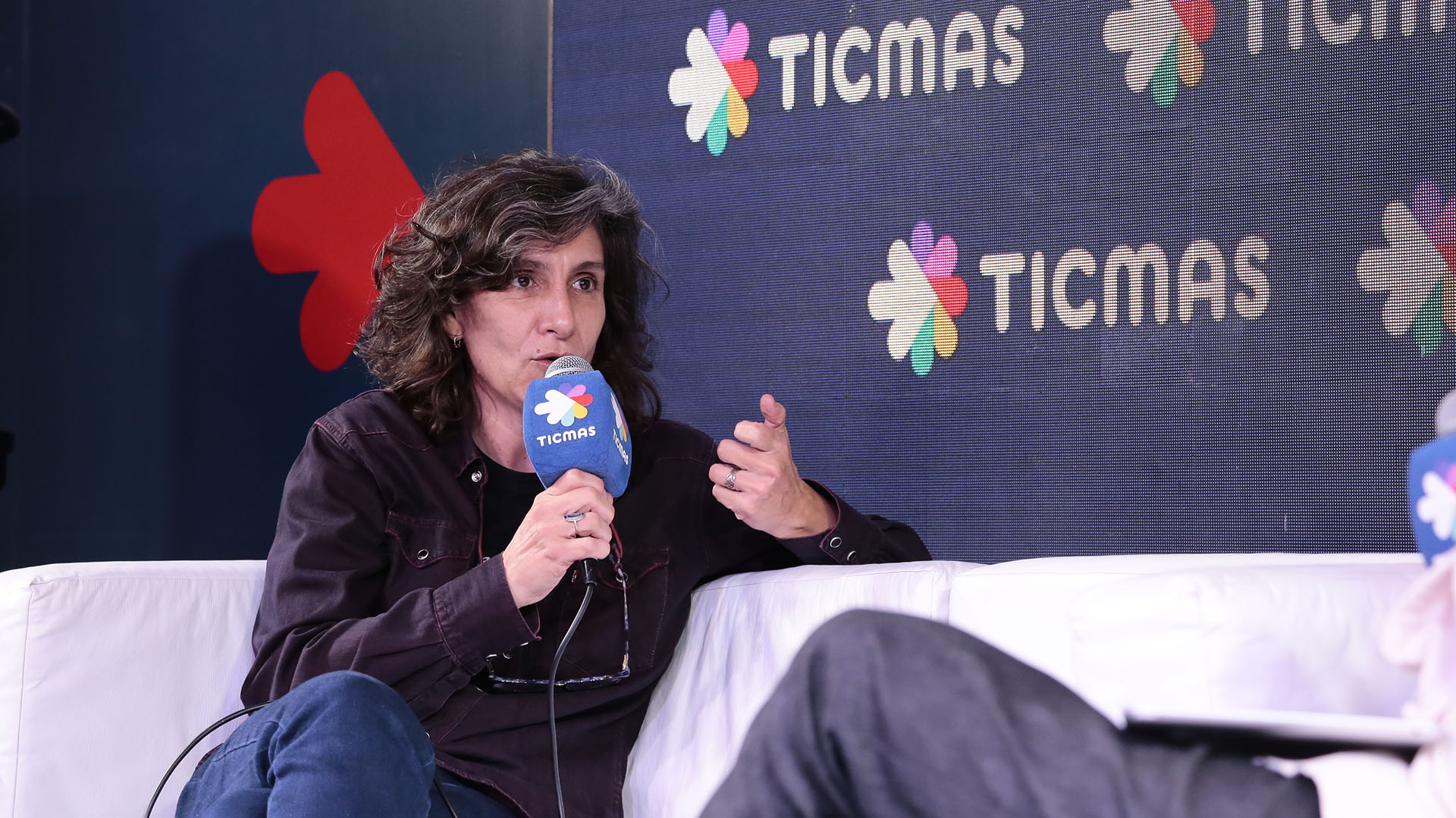 Eugenia Almeida en la Feria Internacional del Libro de Buenos Aires, donde fue distinguida días atrás por su ensayo "Inundación. El lenguaje secreto del que estamos hechos"