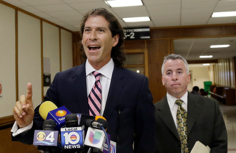 Howard Srebnick y Mark Shapiro abogados del cantante Justin Bieber en una rueda de prensa en Miami. (Foto: Alan Diaz/AP/Shutterstock)