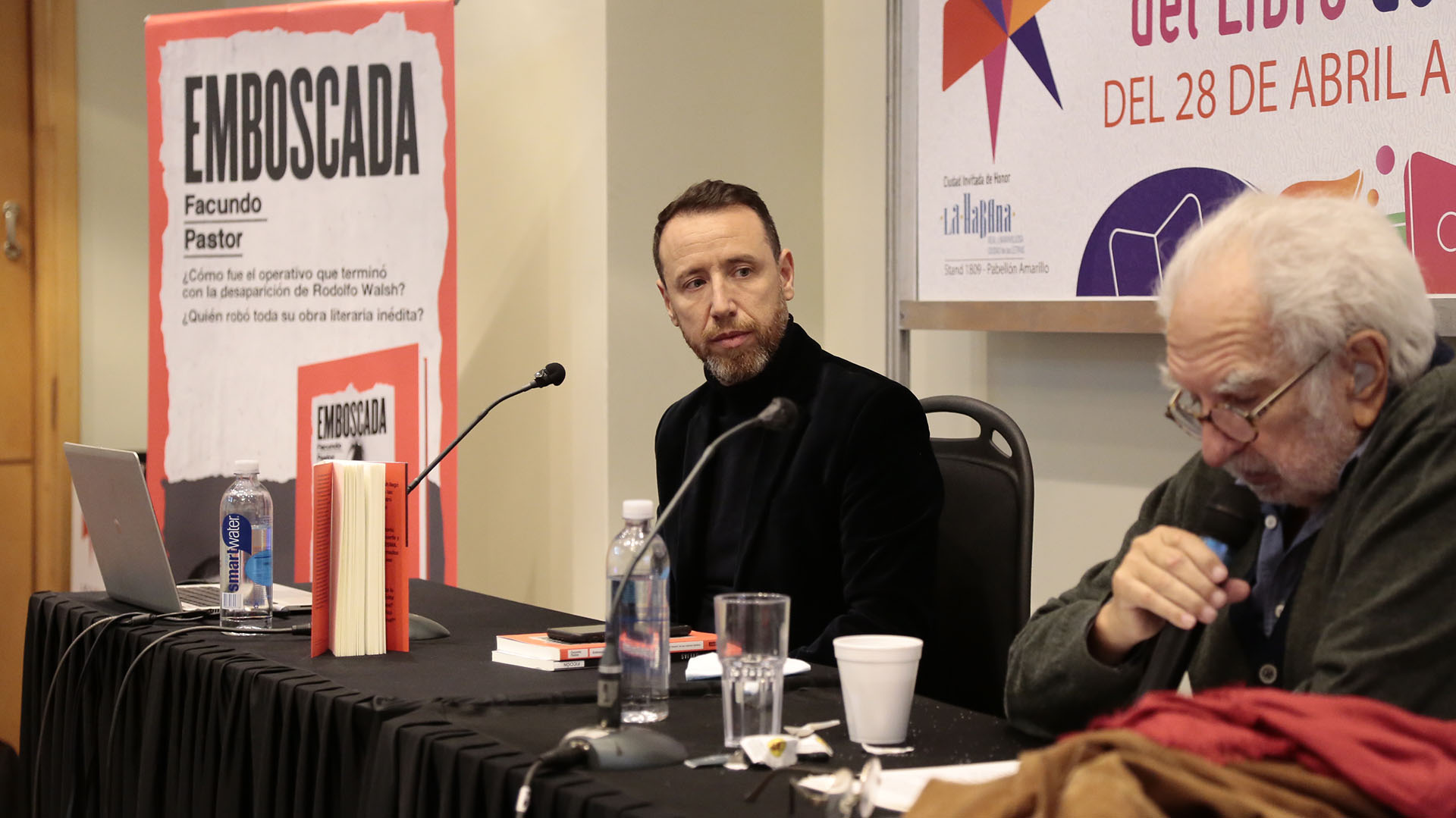 Facundo Pastor y Pacho O'Donnell, en la presentación de "Emboscada" en la Feria del Libro.