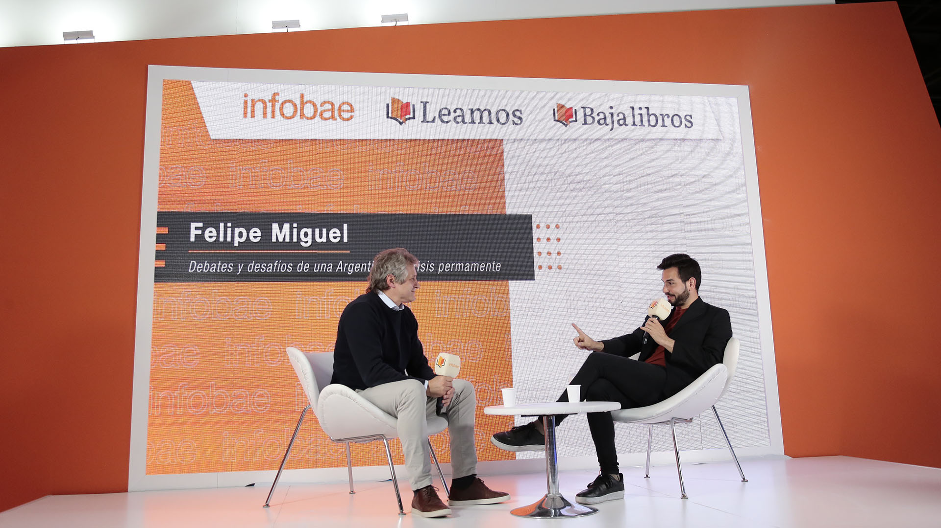 El funcionario porteño pasó por el stand de Infobae en la Feria del Libro