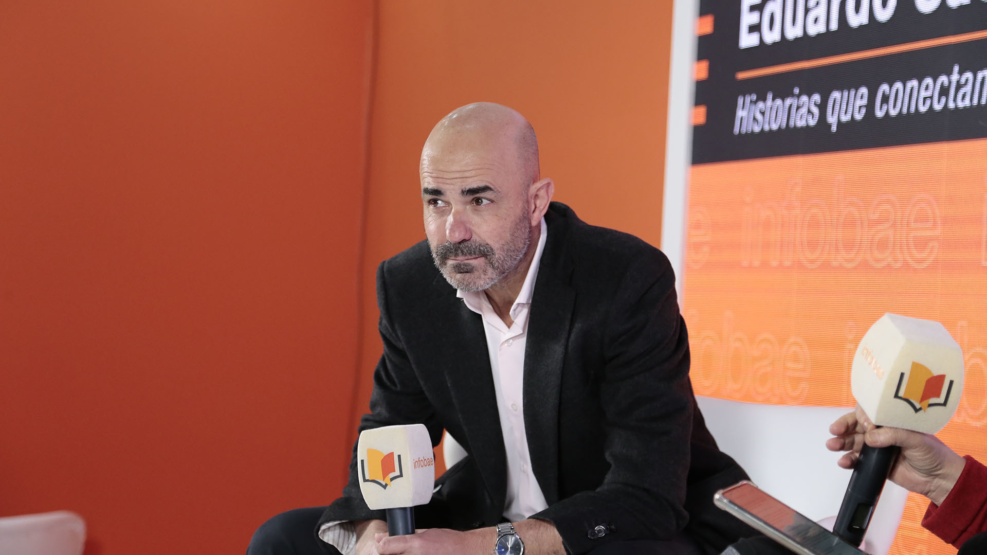 El docente y escritor Eduardo Sacheri estuvo en el stand de Infobae para hablar del cruce entre los jóvenes y la lectura. / Crédito: Luciano González