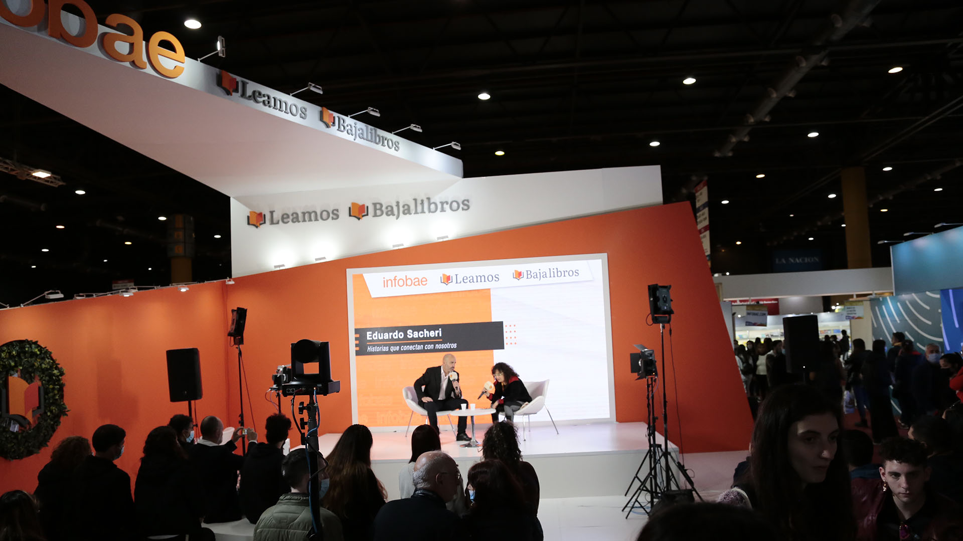 La charla entre Sacheri y la periodista Patricia Kolesnicov originó una de las muchedumbres en el stand de Infobae. / Crédito: Luciano González