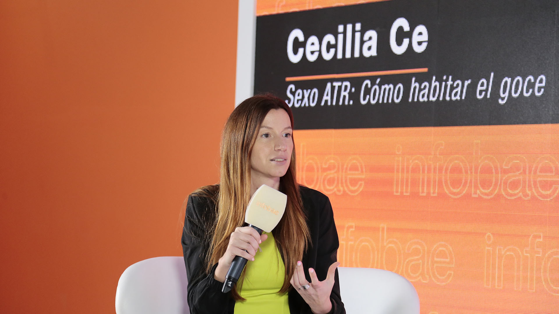 La conversación entre la sexóloga Cecilia Ce y María Belén Marinone Soriano se llenó de jóvenes con avidez de escuchar sus reflexiones y sus consejos. / Crédito: Luciano González