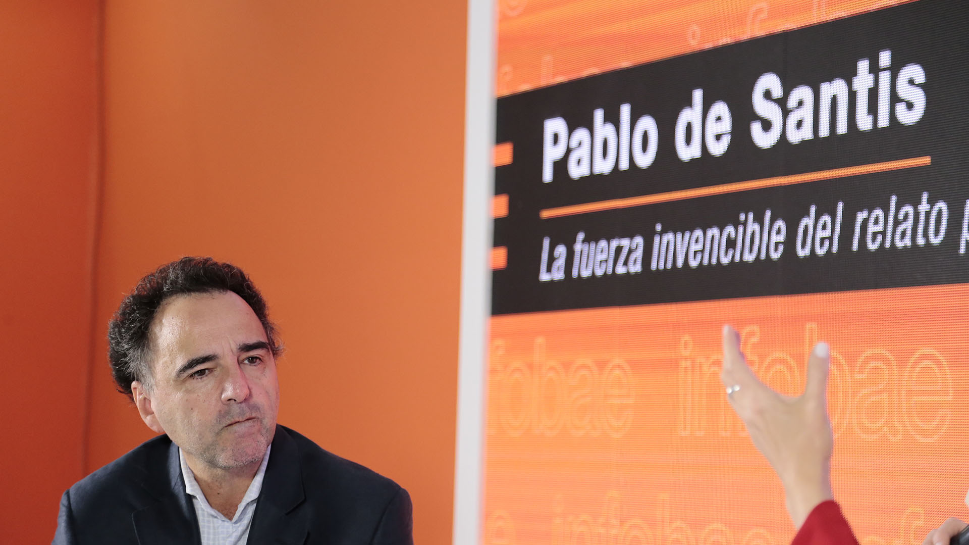 Pablo De Santis es escritor, periodista y guionista de historietas. El relato policial es uno de sus fuertes, y estuvo para diseccionarlo en el stand de Infobae. / Crédito: Luciano González