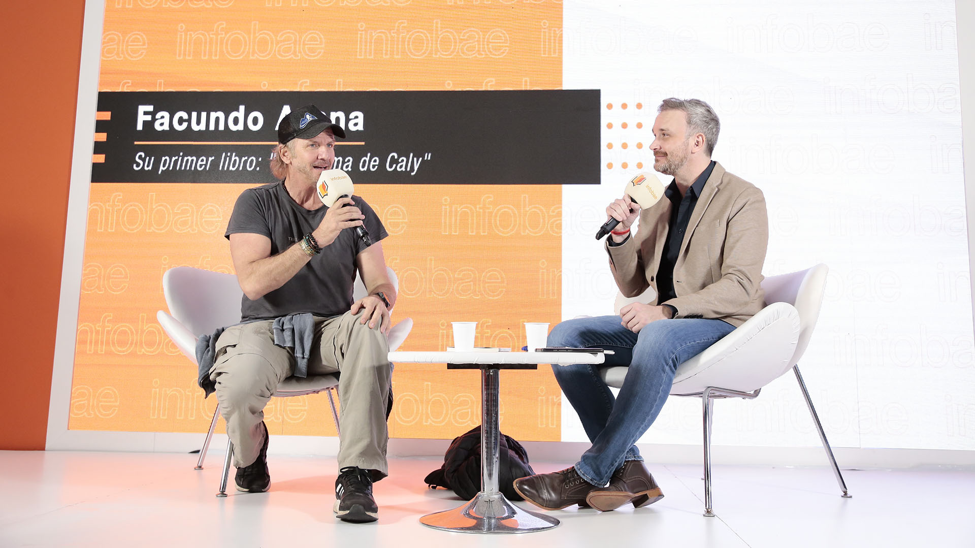 También hubo fila para sacarse una selfie con Facundo Arana, que llegó al stand de Infobae con su primer libro bajo el brazo. / Crédito: Luciano González
