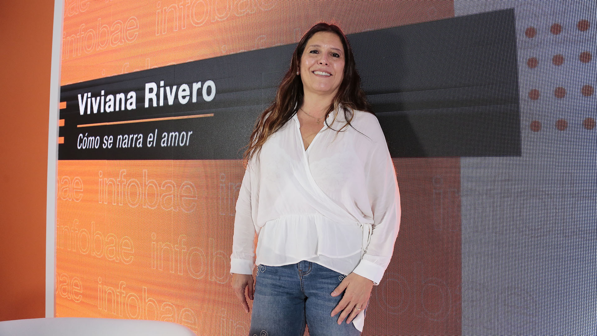 La literatura romántica es, históricamente, uno de los tópicos que asegura lectores. Dentro y fuera de la Feria. De eso habló Viviana Rivero en el stand de Infobae. / Crédito: Luciano González