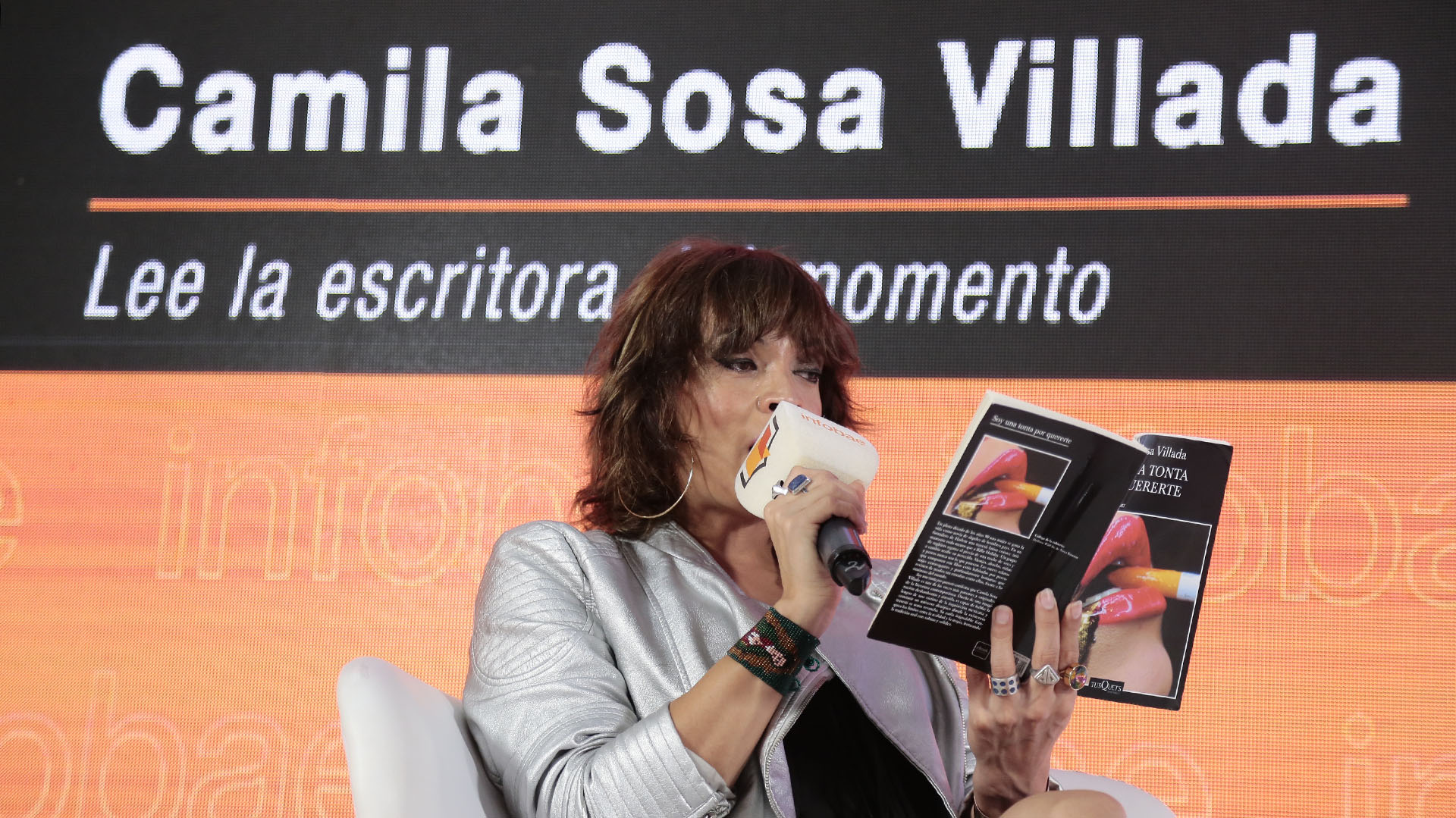 Camila Sosa Villada llevó algunos de los relatos de "Soy una tonta por quererte", su último libro, al stand. Se trata de uno de los títulos más comprados en la Feria. / Crédito: Luciano González