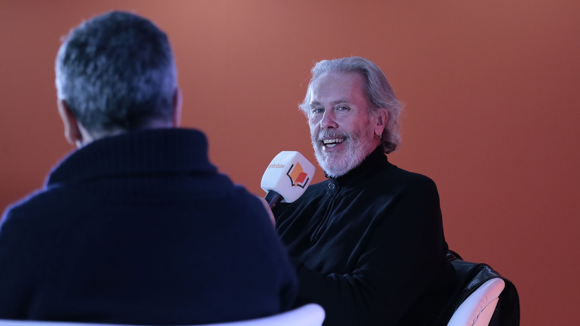 El periodista Gonzalo Bonadeo pasó por el stand y dejó una afirmación contundente: “Ginóbili es el deportista argentino más trascendente de la historia”, dijo. / Crédito: Luciano González