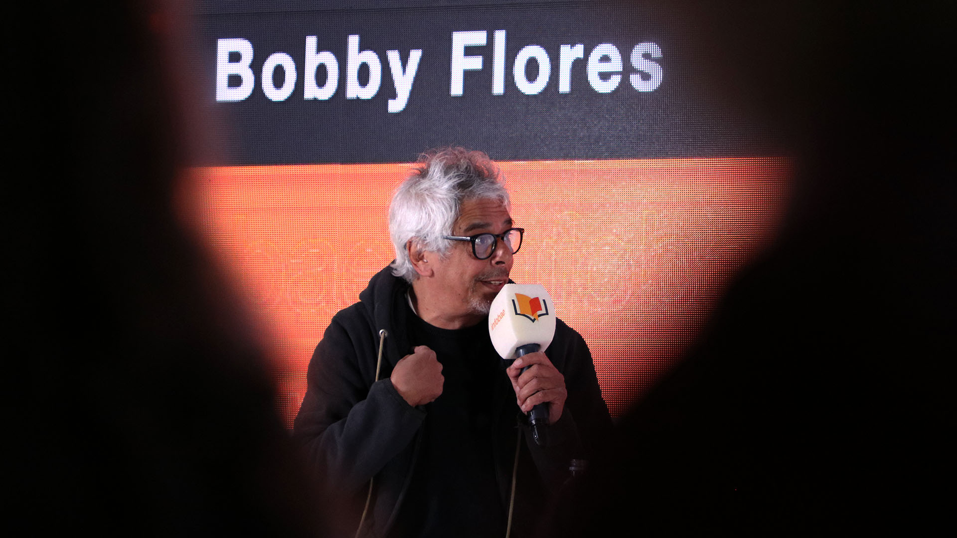 Bobby Flores lleva décadas de experiencia en el mundo de la radio y de la música en Argentina: llegó al stand con varias anécdotas para compartir con su auditorio. / Crédito: Augusto Fornaciari