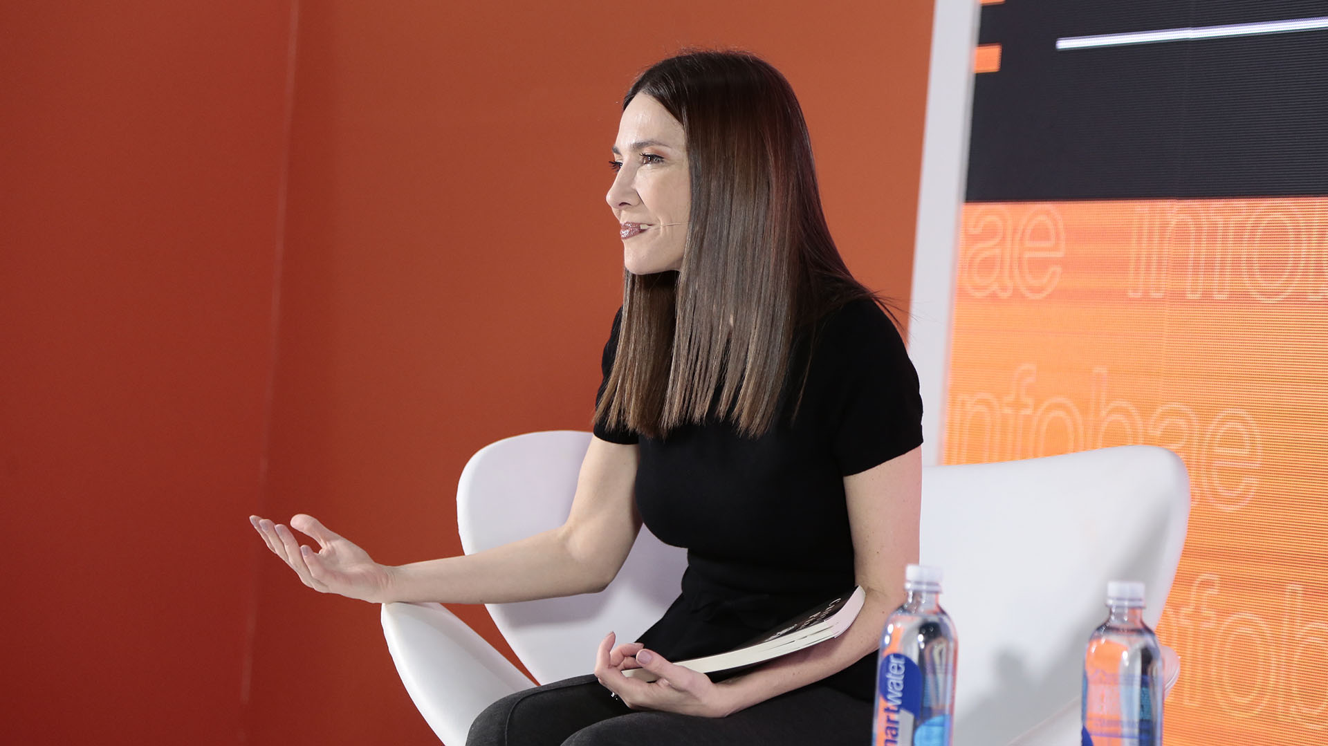 La periodista Cristina Pérez, también escritora, no pudo contener su pasión por la obra de William Shakespeare en su paso por el stand de Infobae. / Crédito: Luciano González