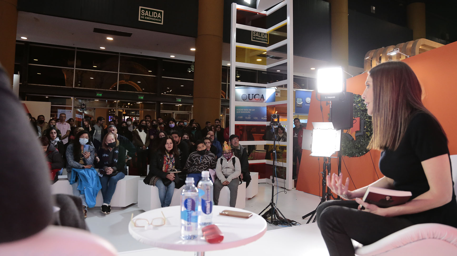 Cristina Pérez cautivó a decenas de lectoras en su charla. / Crédito: Luciano González