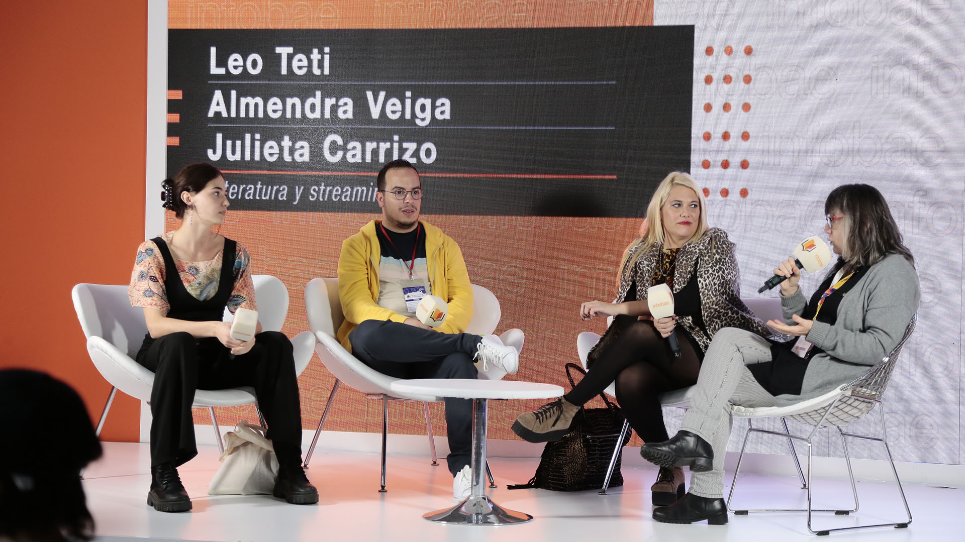 Los bookfluencers fueron parte central de la Feria, por su cercanía con los lectores más jóvenes, y pasaron por el stand. / Crédito: Luciano González