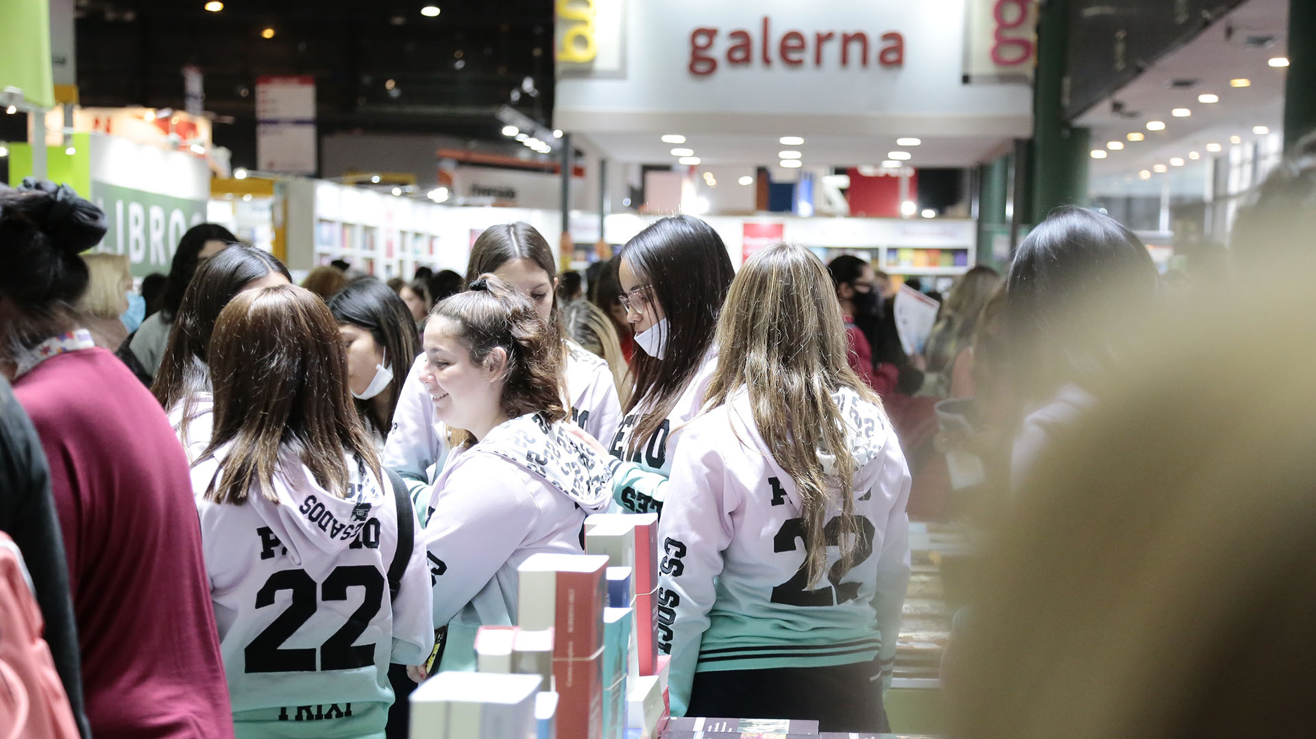 Buscando. Grupos de jóvenes recorrieron la Feria.