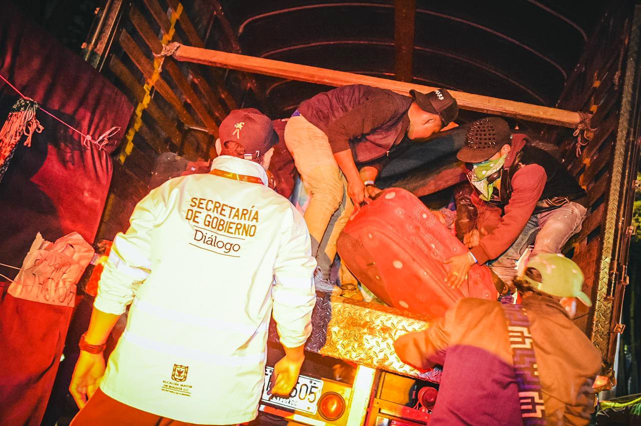 En la imagen, los indígenas del Parque Nacional preparándose para desalojar el lugar. Foto: Twitter Felipe Jiménez