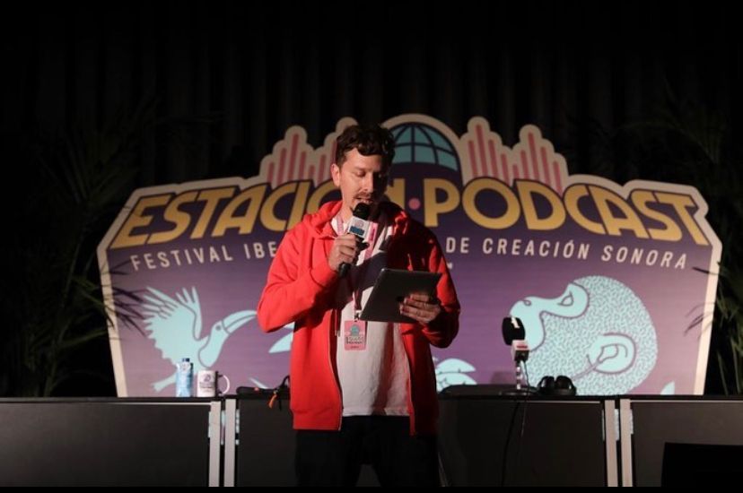 Sebastián Ortega contando en vivo la historia del primer episodio del podcast