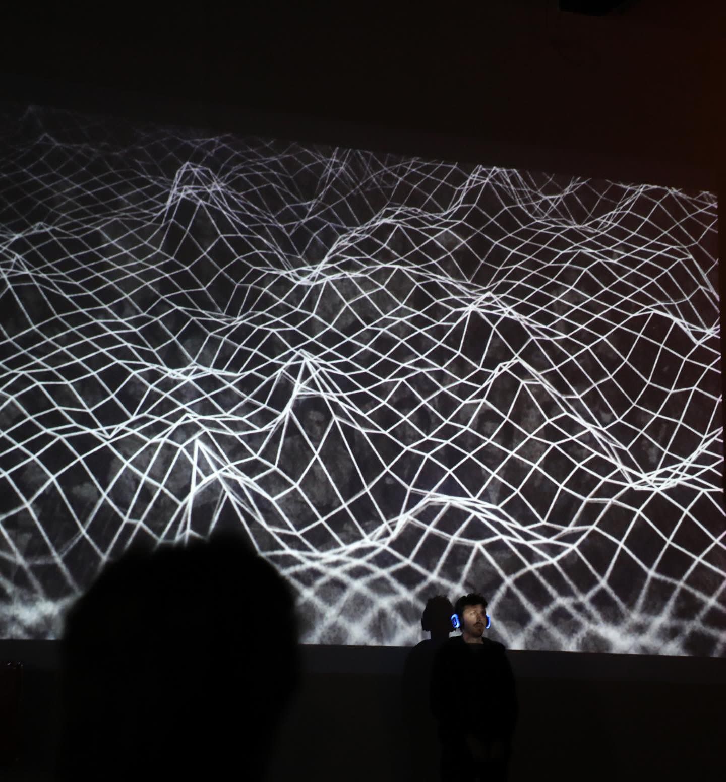 La propuesta incluye una experiencia narrativa, performática y sensorial