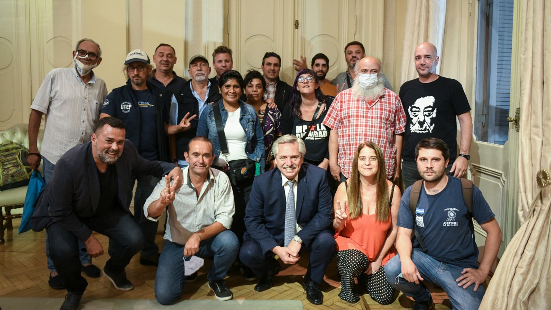 Alberto Fernández junto a referentes de movimientos sociales en la Casa Rosada