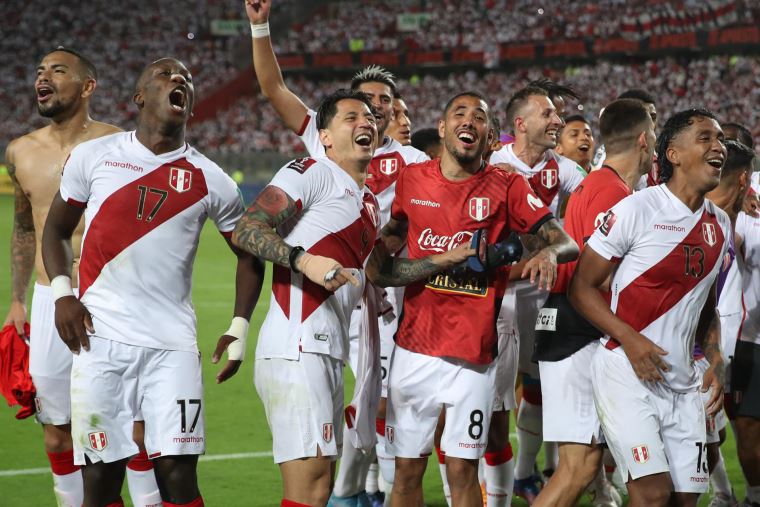 La selección peruana con Gianluca Lapadula celebrando el pase al repechaje previo al Mundial de Qatar 2022. | Foto: EFE
