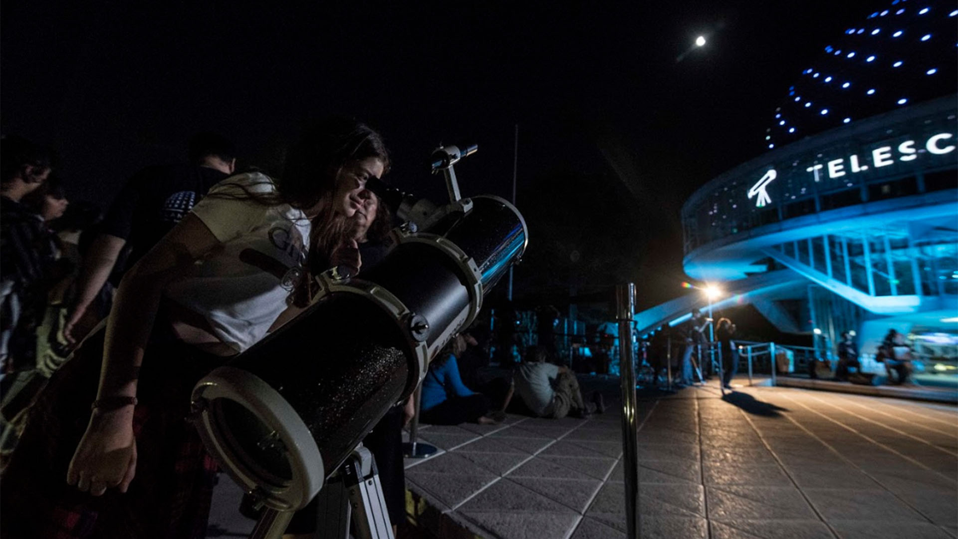 A simple vista, con binoculares o con telescopios, el eclipse lunar total podrá ser observado en forma correcta (Gillermo Llamos)