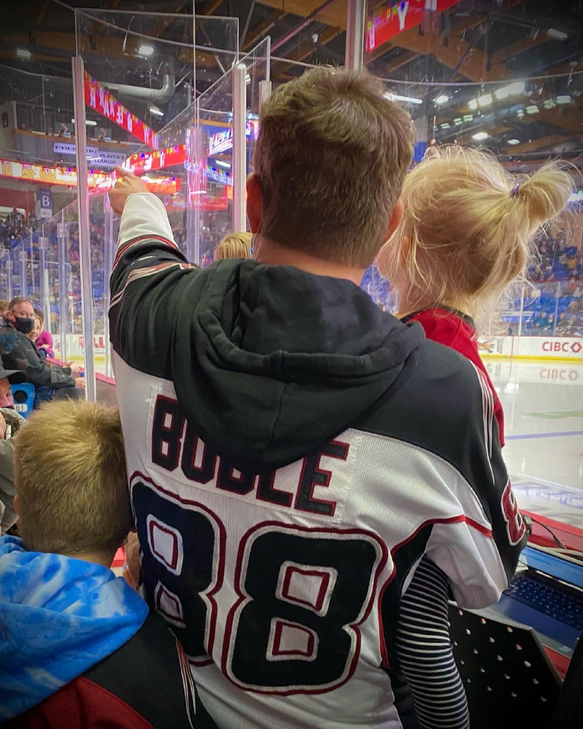 Michael Bublé junto a sus hijos