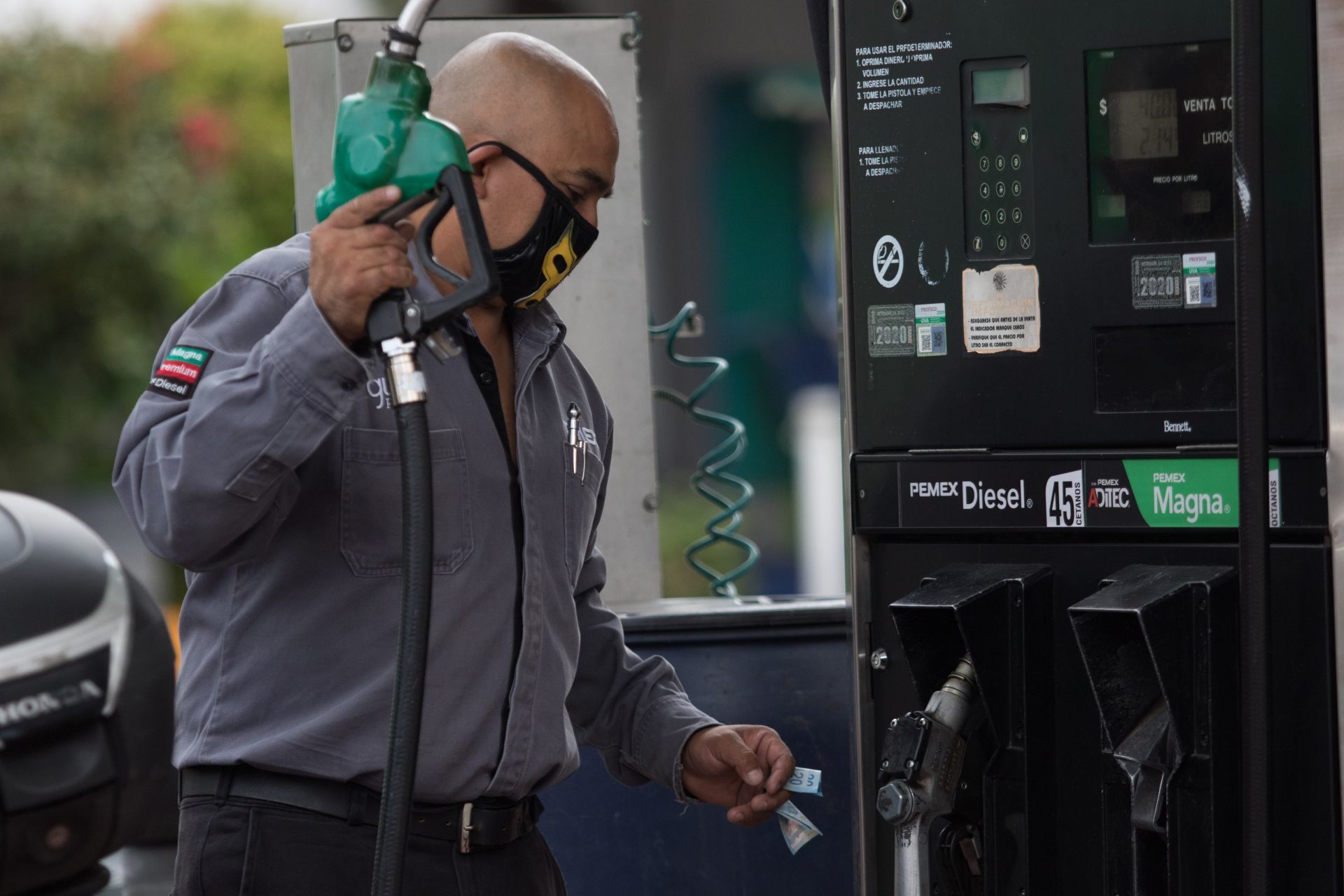 Una persona carga combustible en una estación. (Foto: Cuartoscuro)