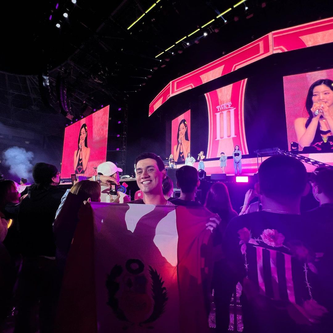 Giacomo Benavides en el concierto de Twice, agrupación femenina de K-Pop. (Foto: Instagram/@giacomobeub)