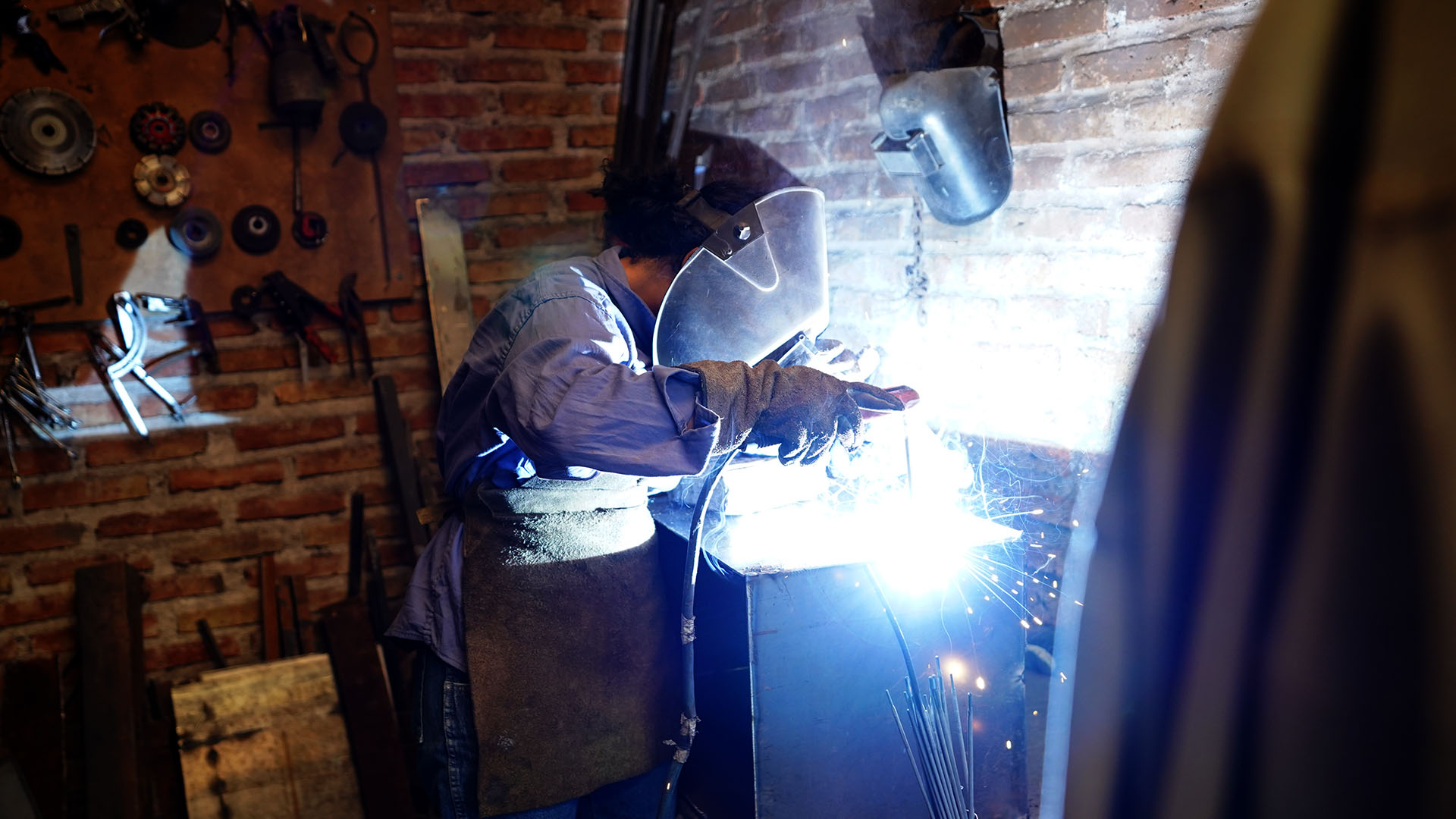 Aprendió a usar todas las máquinas del taller de su tío, plega chapas y suelda con habilidad