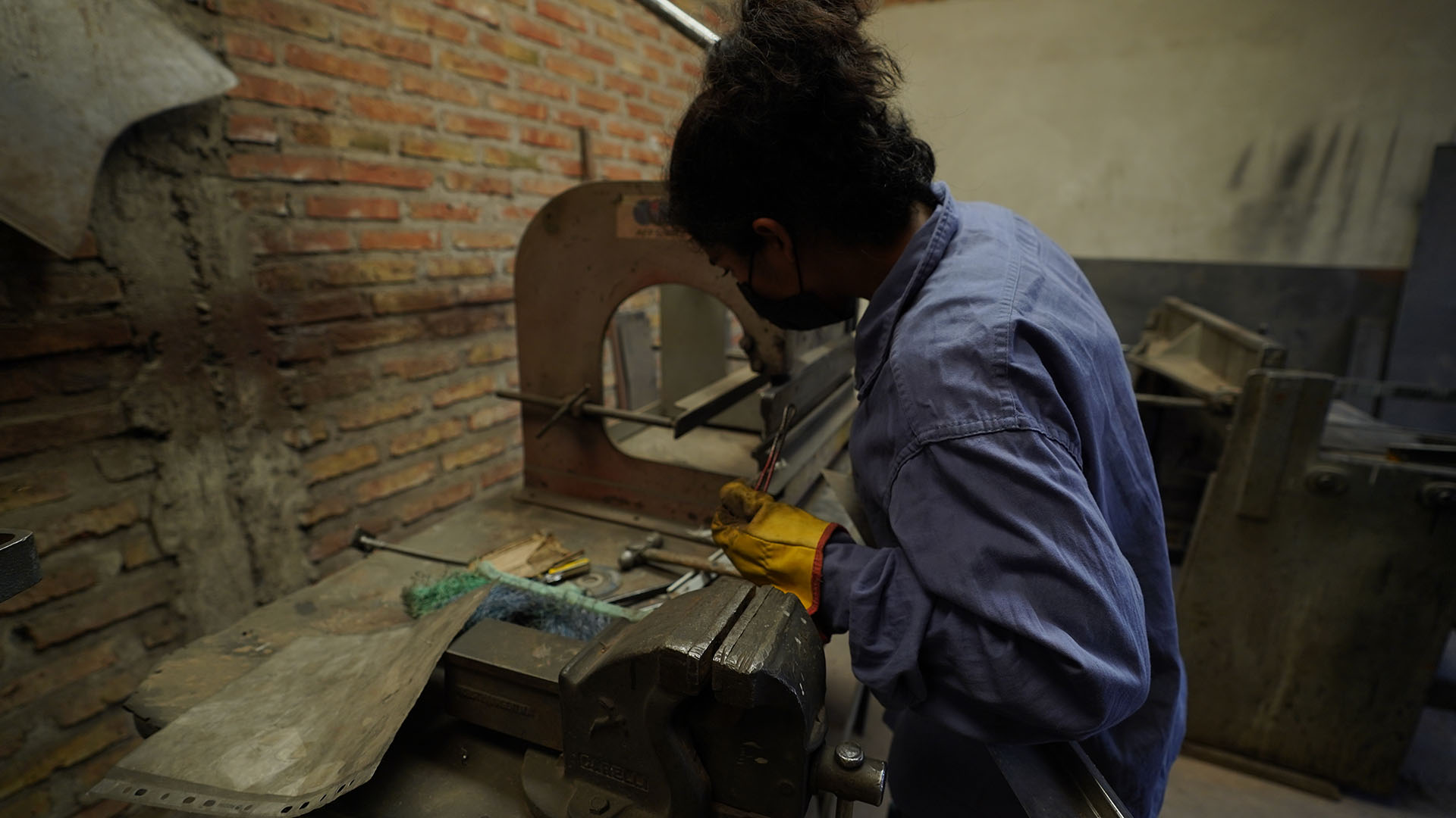 Al principio le costaba toar medidas y los cortes podían quedarle fuera de escuadra