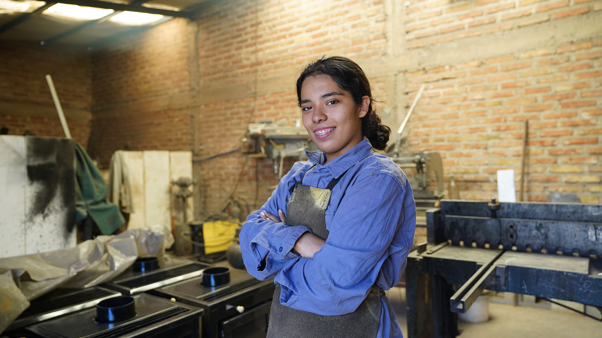 Liliana trabaja trabaja en las cajas de estufas del negocios de su tío