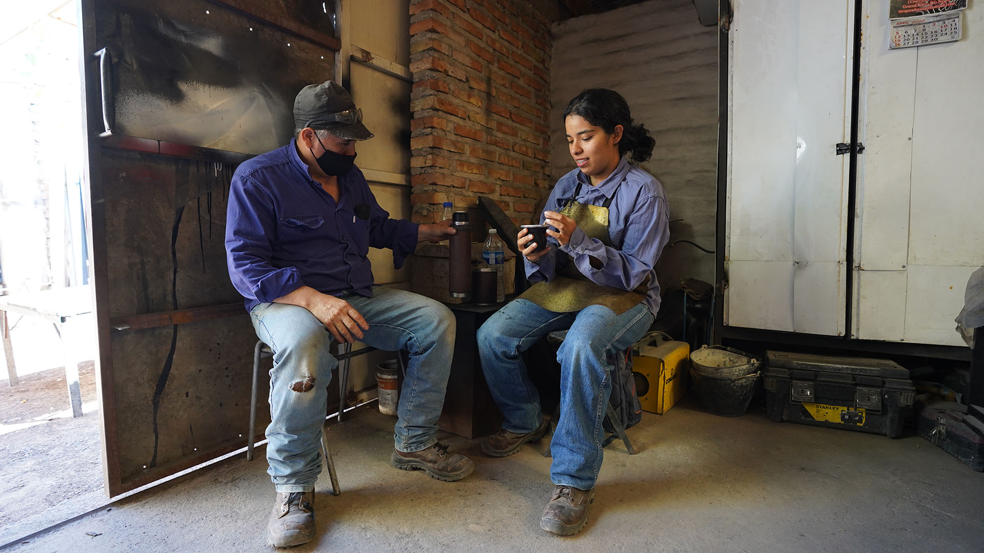 Junto a su tío Patricio, quien le enseño el oficio, en una pausa donde no falta el mate