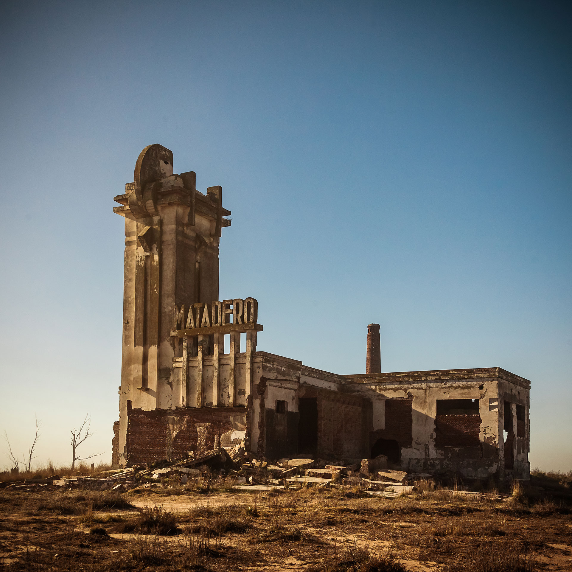 El famoso edificio del matadero de Epecuén. Cuando la laguna tapó la ciudad y luego se retiró, fue uno de los pocos edificios en pie (Wikipedia)