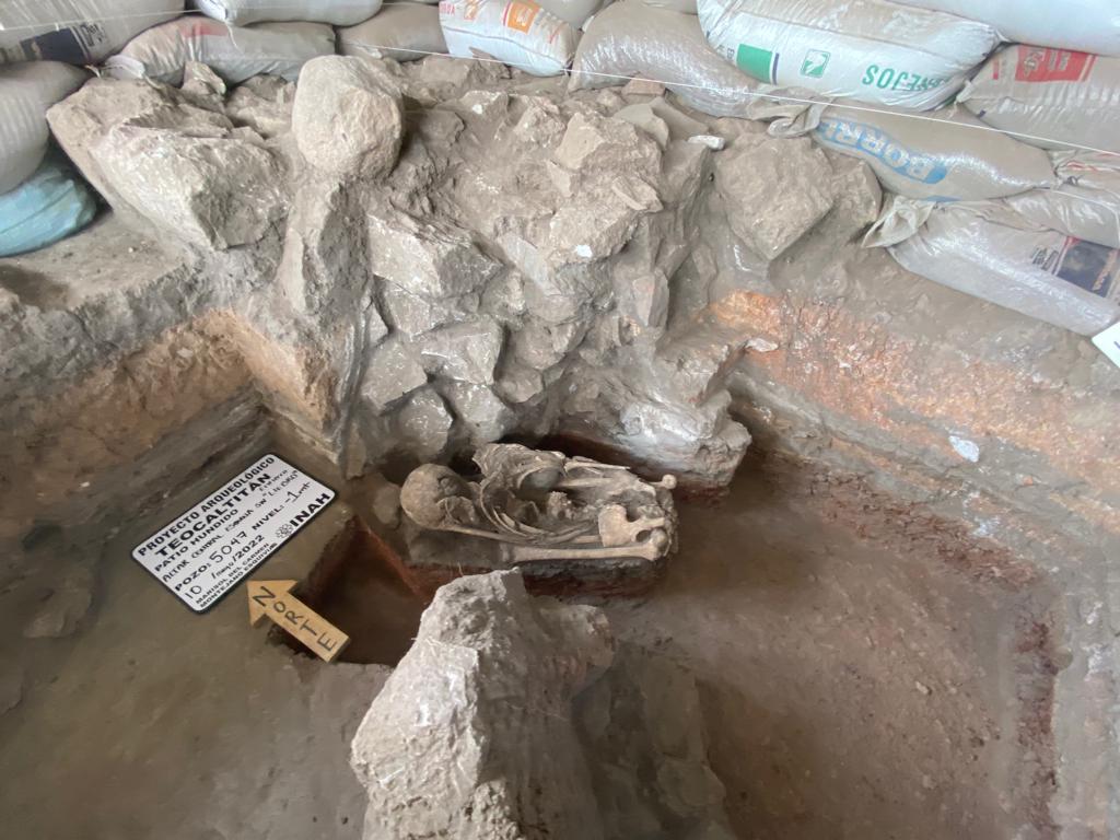 Entierro humano localizado en el sureste del altar central de Teocaltitán. Fotos: INAH-Jalisco