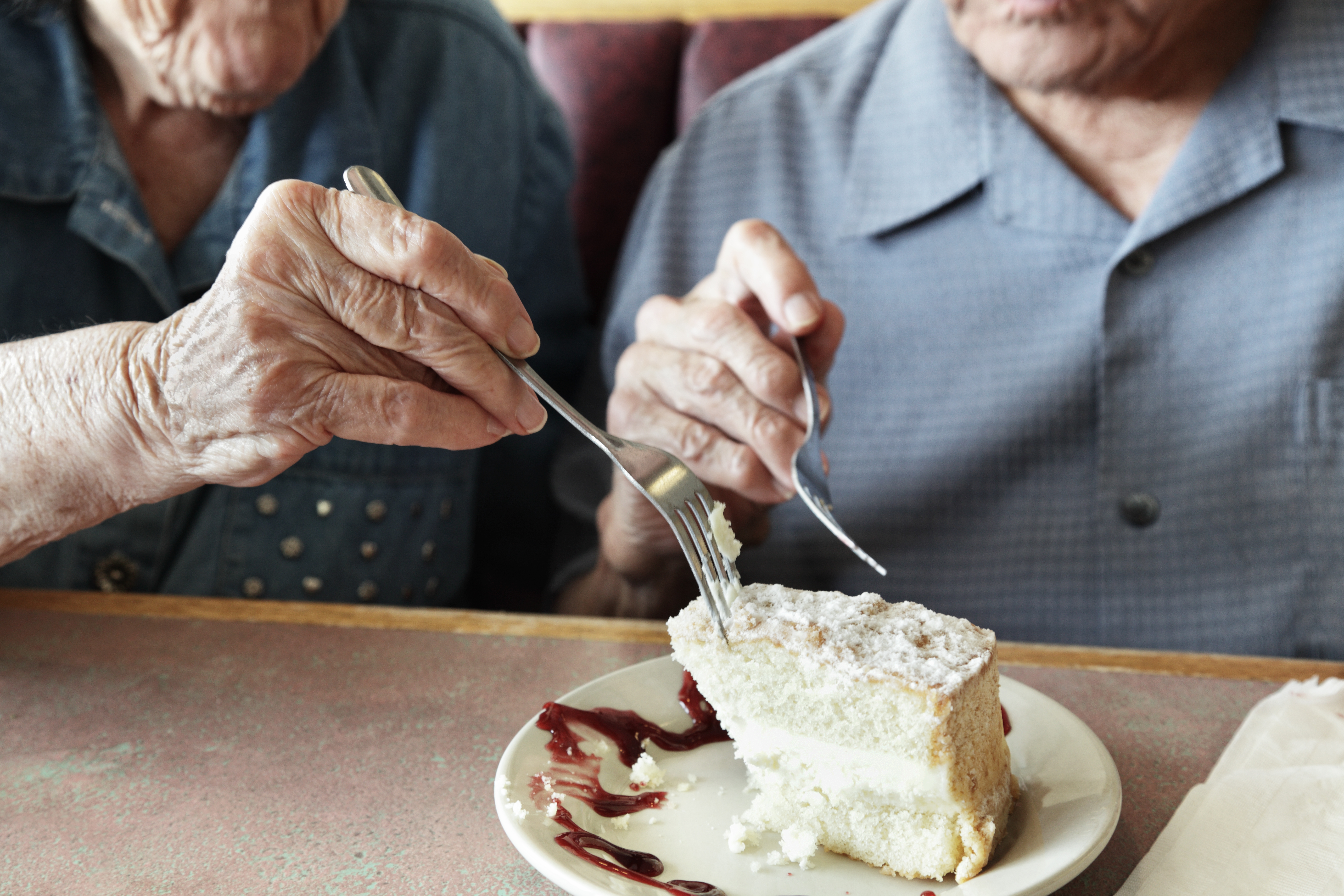 Con la tarjeta INAPAM los adultos mayores podrán acceder a muchos descuentos en restaurantes y tiendas de comida. Foto Getty Images