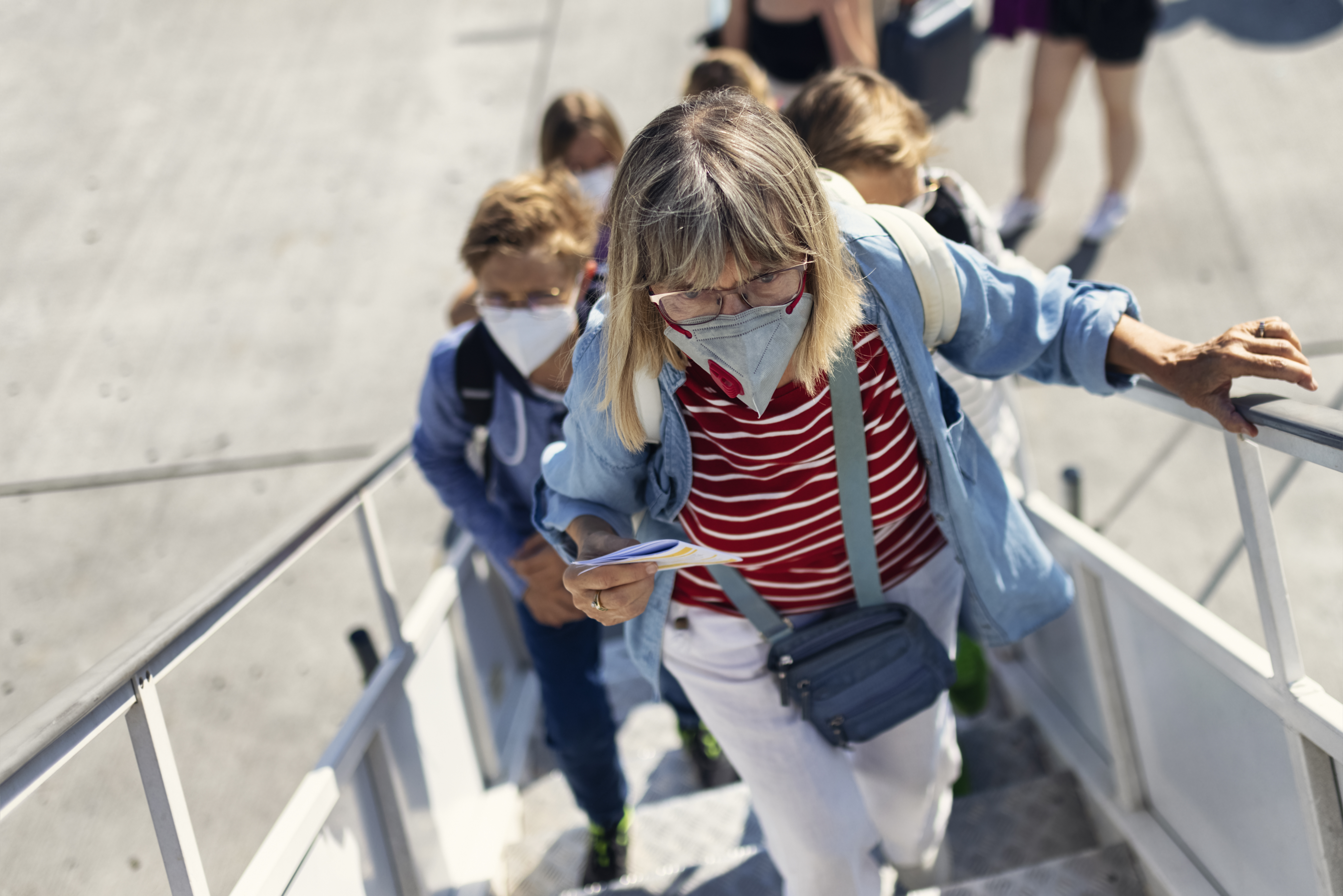 Aeroméxico y Grupo Aéreo Monterrey ofrecen descuentos en sus vuelos a adultos con credencial INAPAM. Foto Getty Images