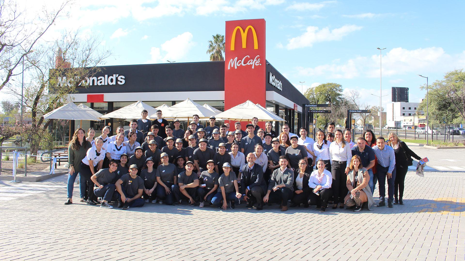 Colaboradores del nuevo McDonald's de Guaymallén (Mendoza). (Crédito: Prensa Arcos Dorados)