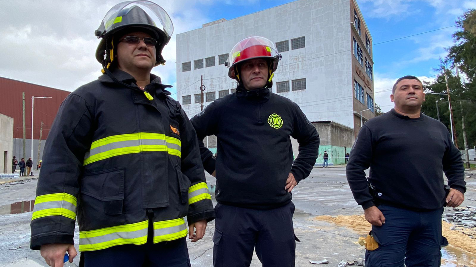 Los bomberos miran asombrados cómo quedó el predio arrasado tras el incendio