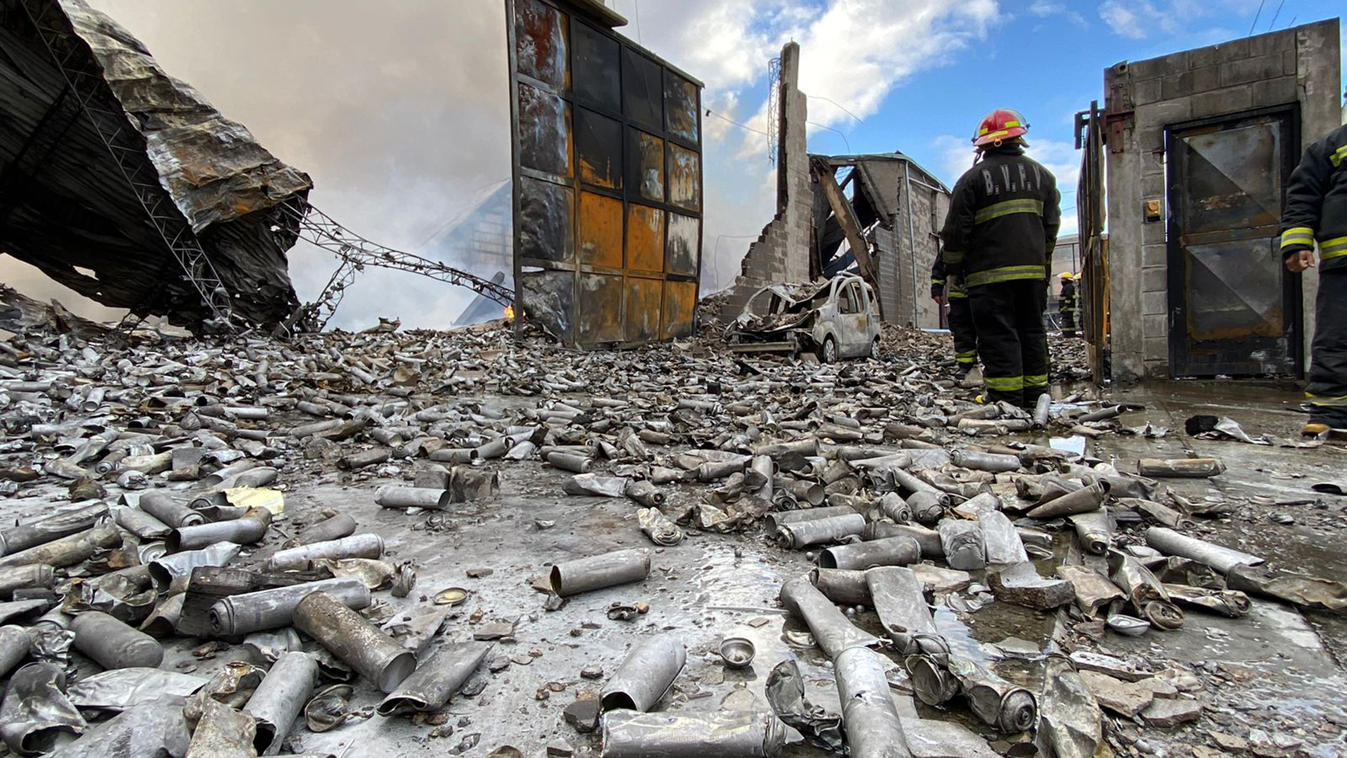 Las llamas arrasaron una fábrica textil, otra de aerosoles y otra de productos químicos para mascotas