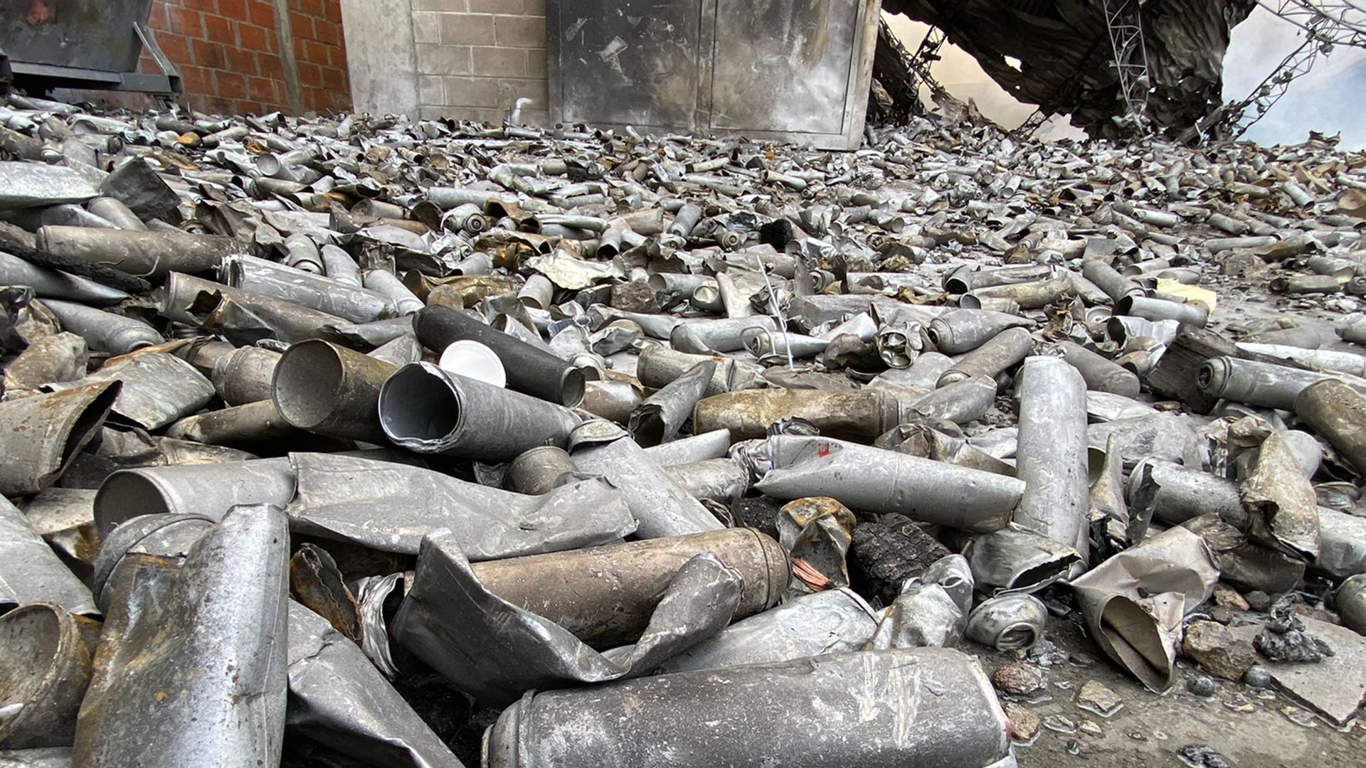 Toda la producción de la fábrica de aerosoles quedó destruida por el fuego