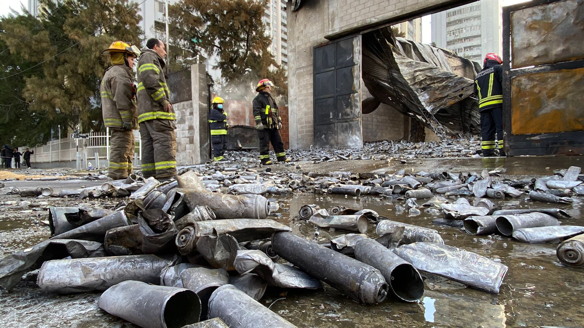 Al menos 10 dotaciones de bomberos trabajaron en el lugar
