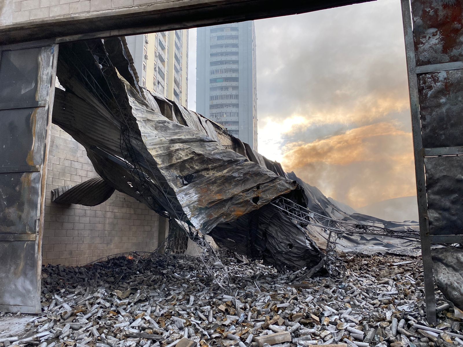 A cielo abierto: así quedó el interior de una de las fábricas incendiadas